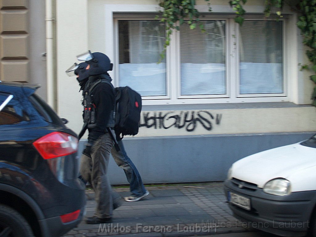 Einsatz Feuerwehr SEK Polizei Koeln Nippes Merheimerstr P070.JPG